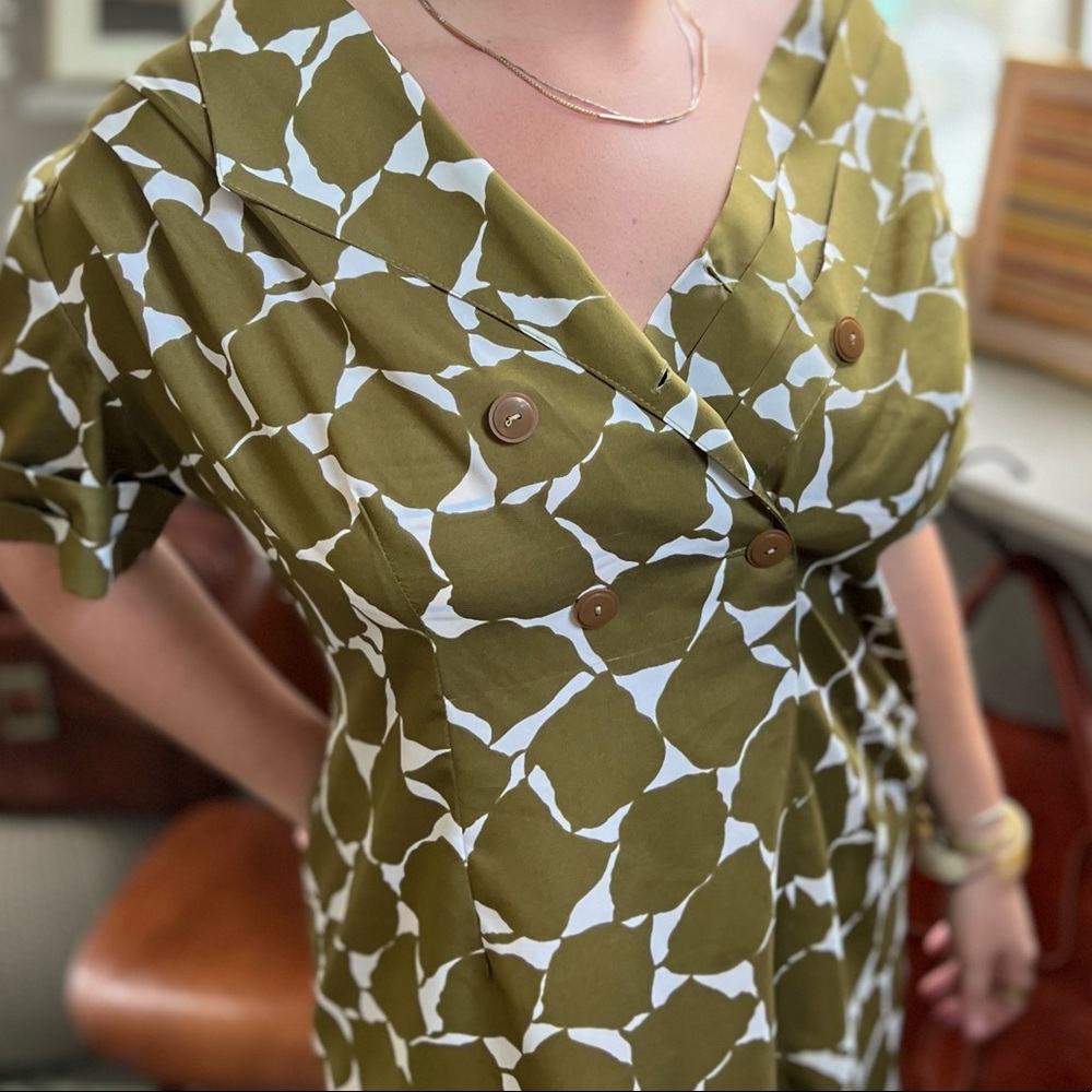 Vintage green printed dress with double breasted button details in front -
